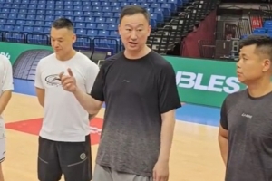 劉維偉：青島男籃要以國家隊(duì)為標(biāo)準(zhǔn) 四個(gè)字“毫無保留”